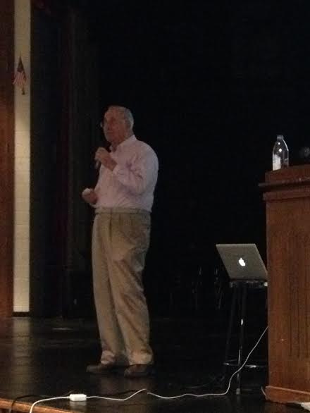 Steen Metz talks to sophomores about his experiences during the Holocaust.