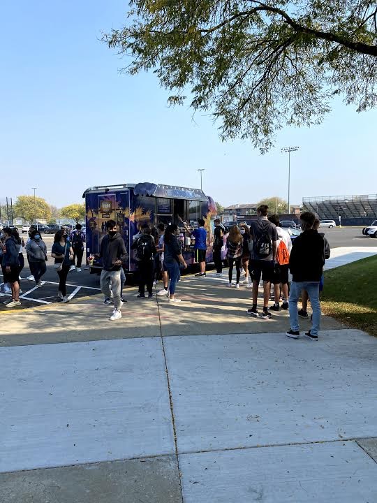 Freshmen gather outside the building for Kona Ice following BG orientation earlier this year.